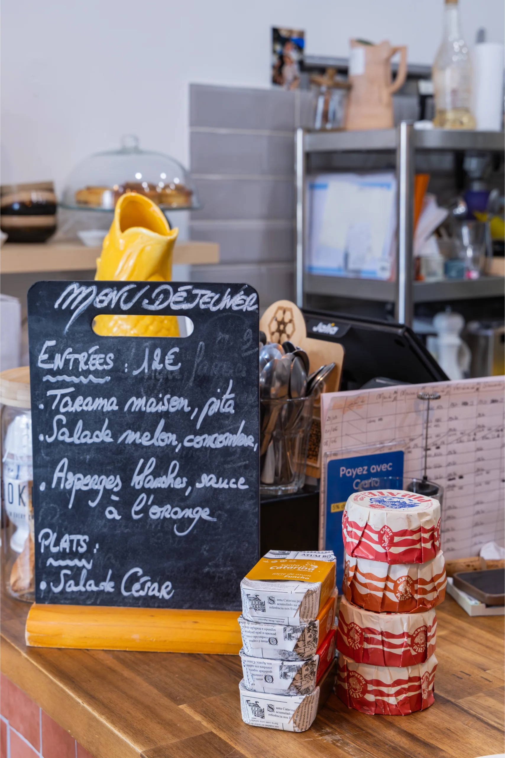 Table avec ardoise du menu du jour au restaurant Azimut